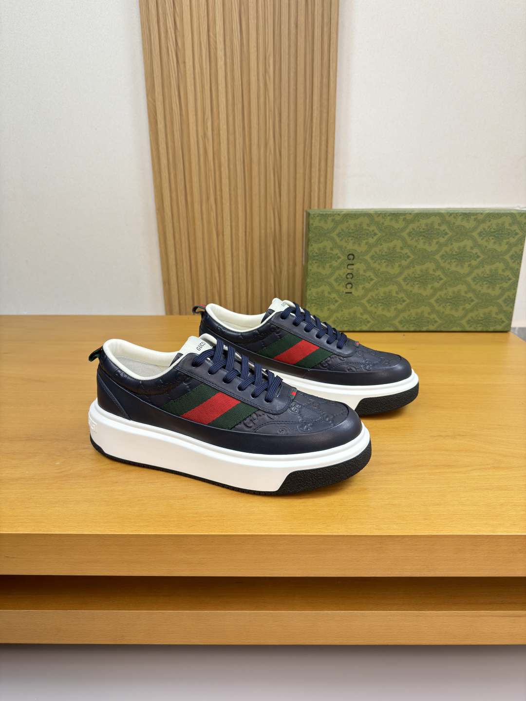 구찌(Gucci) 나파 카프스킨 & 엠보 토템 스니커즈 신발