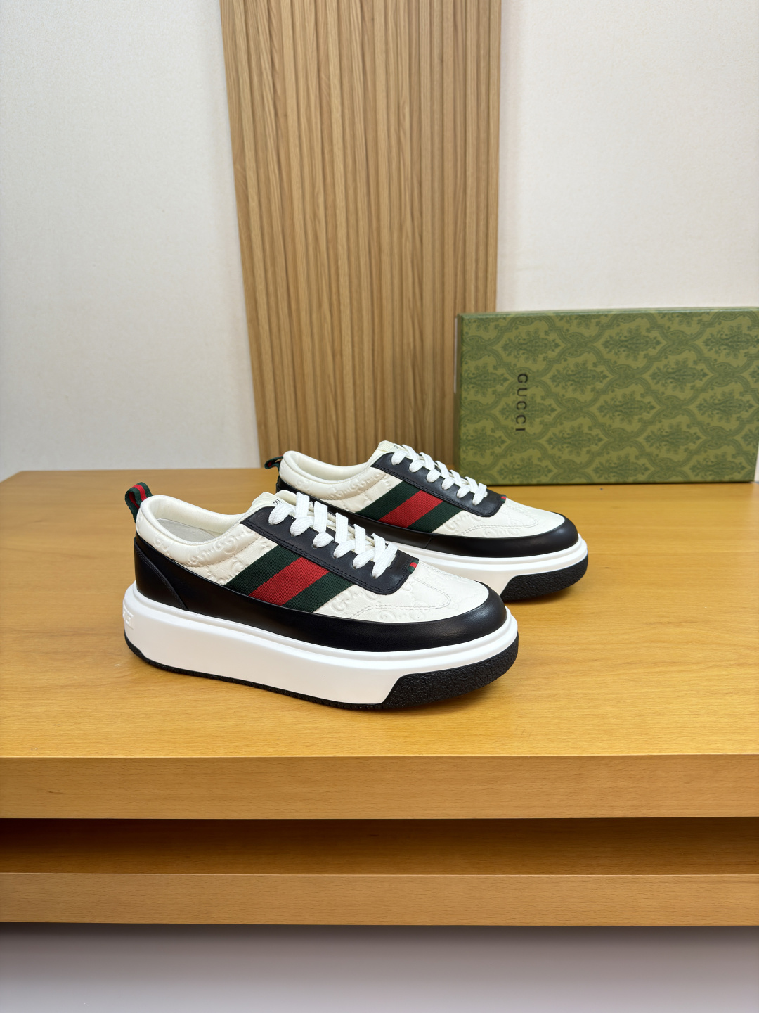 구찌(Gucci) 나파 카프스킨 & 엠보 토템 스니커즈 신발