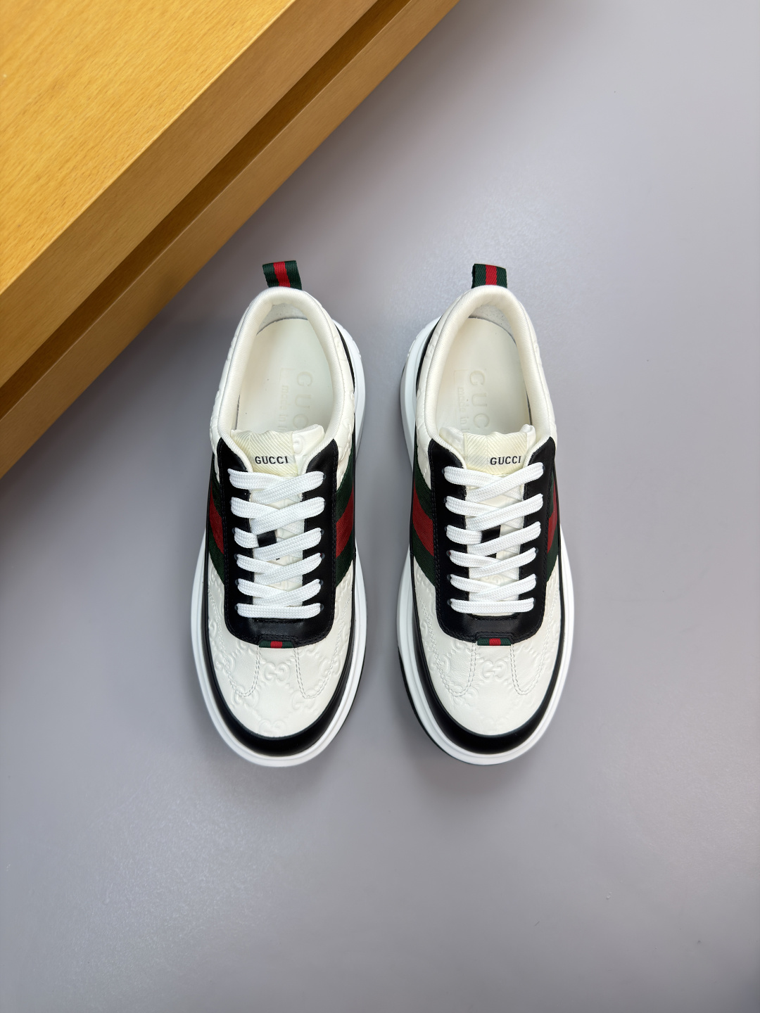 구찌(Gucci) 나파 카프스킨 & 엠보 토템 스니커즈 신발