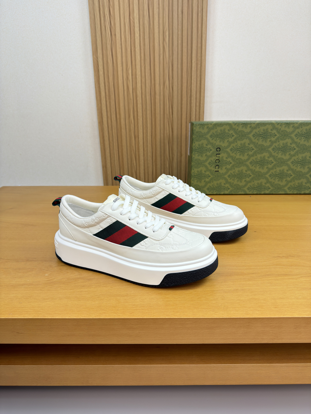 구찌(Gucci) 나파 카프스킨 & 엠보 토템 스니커즈 신발