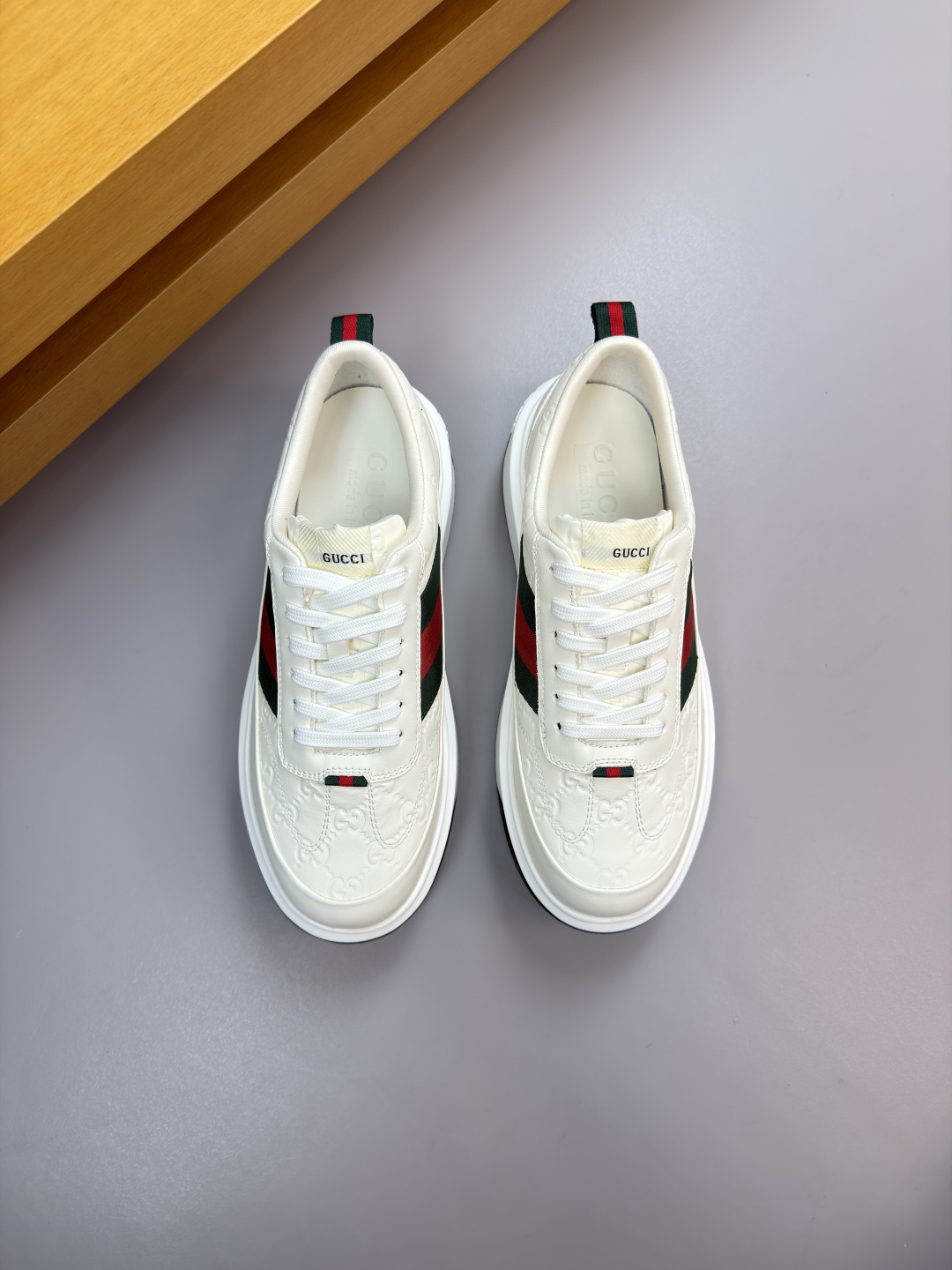 구찌(Gucci) 나파 카프스킨 & 엠보 토템 스니커즈 신발