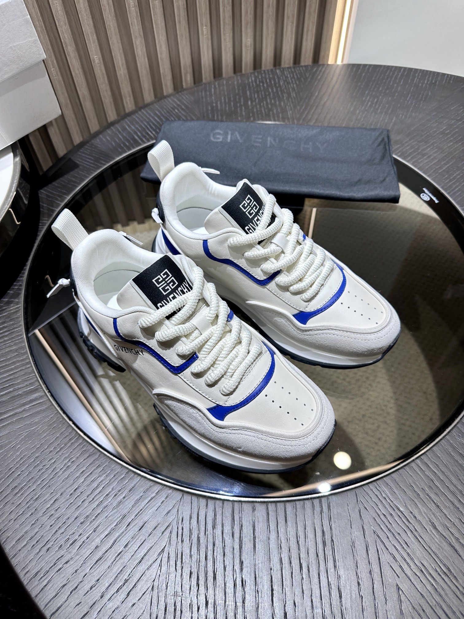 지방시(Givenchy) 스무스 & 펀칭 카프스킨 스니커즈 신발