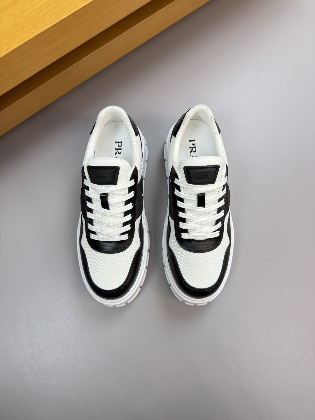 프라다(Prada) 폴리시드 카프스킨 & 캔버스 스니커즈 신발