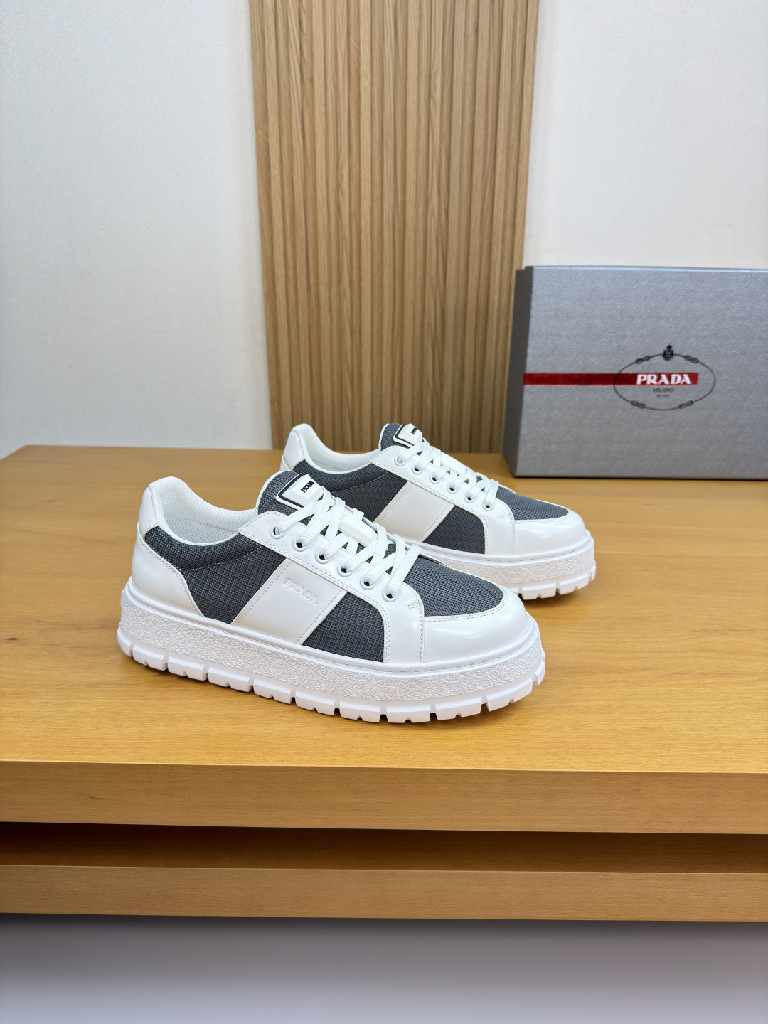 프라다(Prada) 폴리시드 카프스킨 & 캔버스 스니커즈 신발