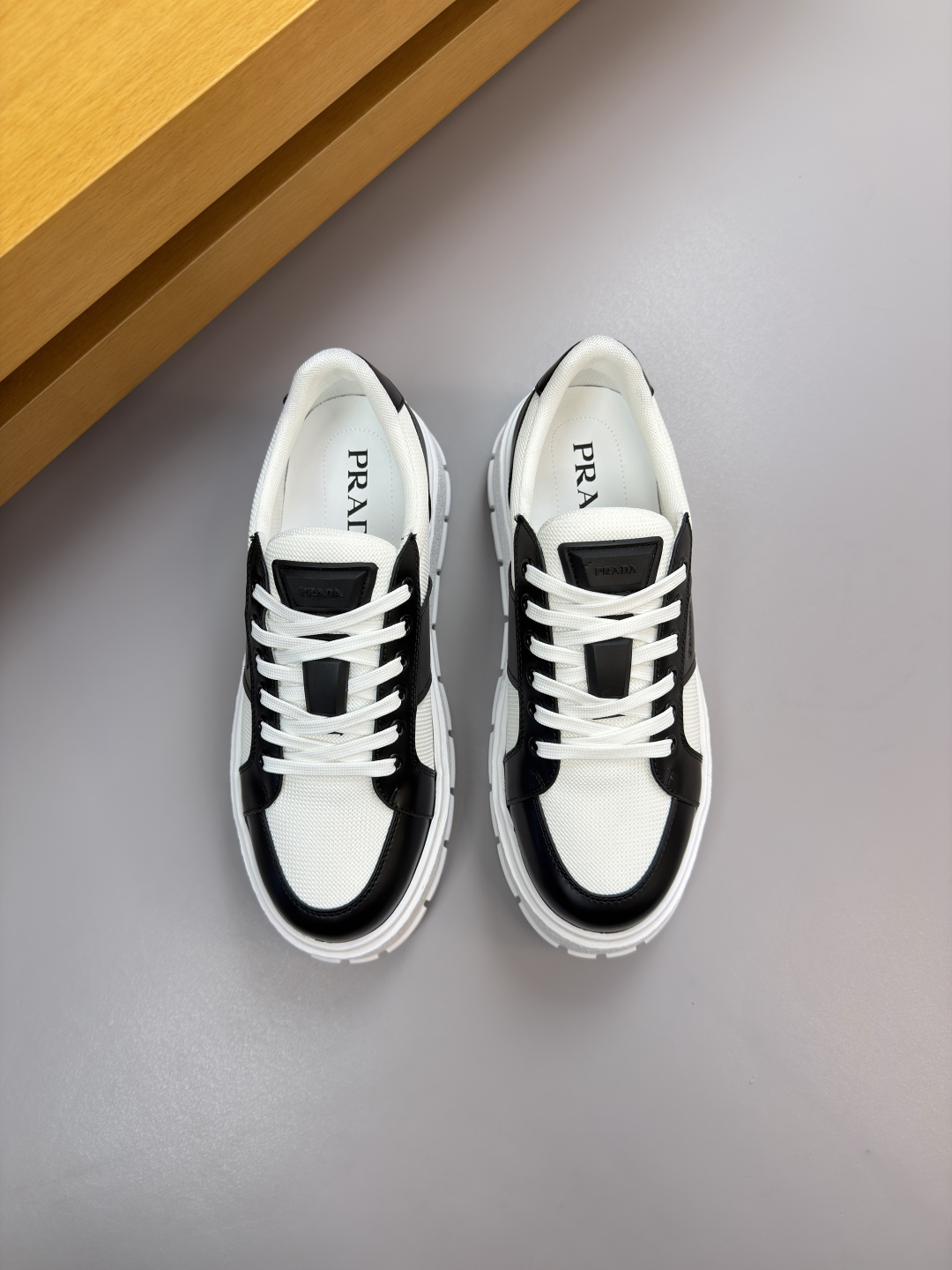 프라다(Prada) 폴리시드 카프스킨 & 캔버스 스니커즈 신발