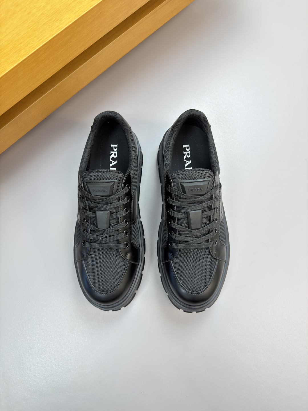 프라다(Prada) 폴리시드 카프스킨 & 캔버스 스니커즈 신발