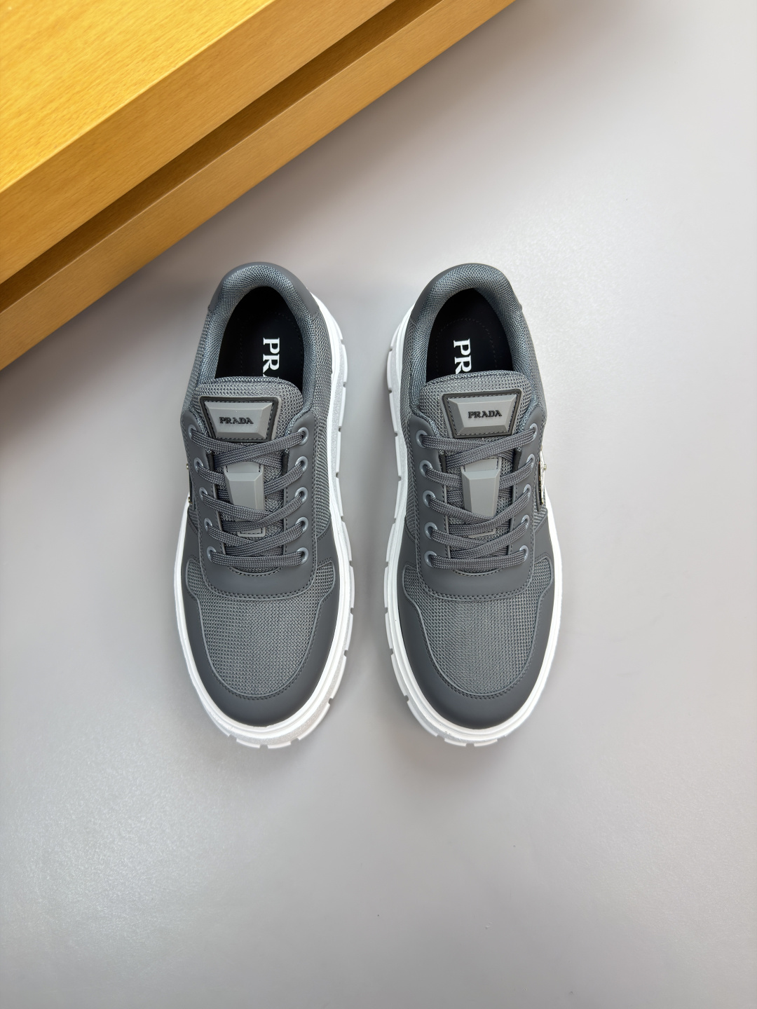 프라다(Prada) 실크 카프스킨 & 메탈 버클 스니커즈 신발