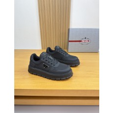 프라다(Prada) 실크 카프스킨 & 메탈 버클 스니커즈 신발