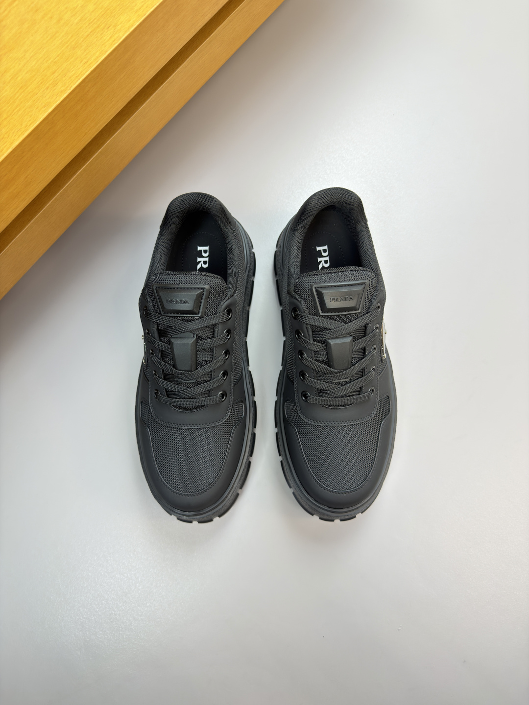 프라다(Prada) 실크 카프스킨 & 메탈 버클 스니커즈 신발