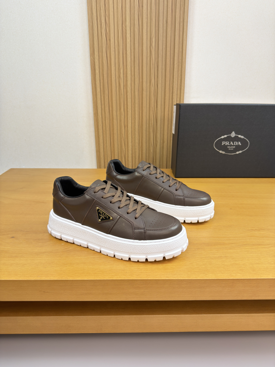 프라다(Prada) 나파 카프스킨 & 메탈 로고 스니커즈 신발