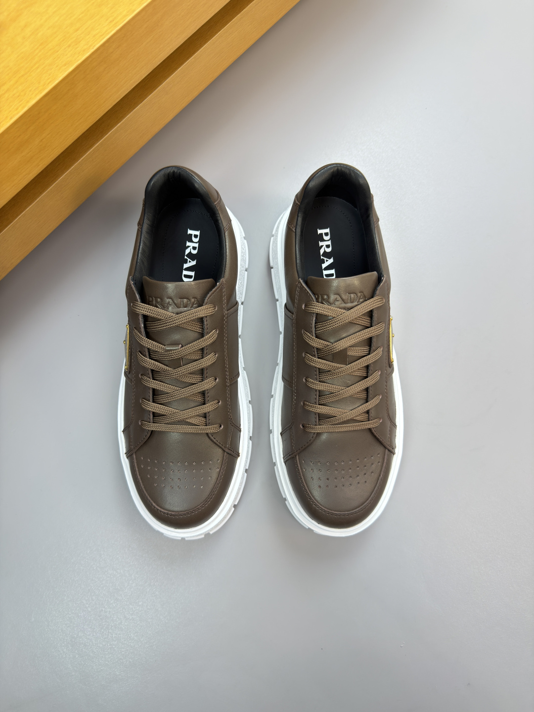 프라다(Prada) 나파 카프스킨 & 메탈 로고 스니커즈 신발