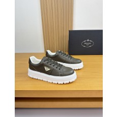 프라다(Prada) 나파 카프스킨 & 메탈 로고 스니커즈 신발