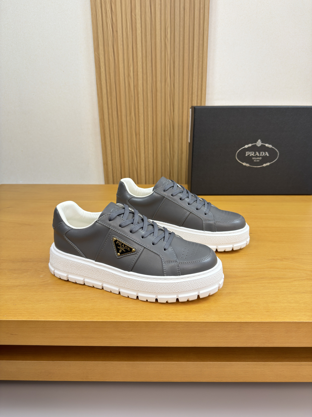 프라다(Prada) 나파 카프스킨 & 메탈 로고 스니커즈 신발