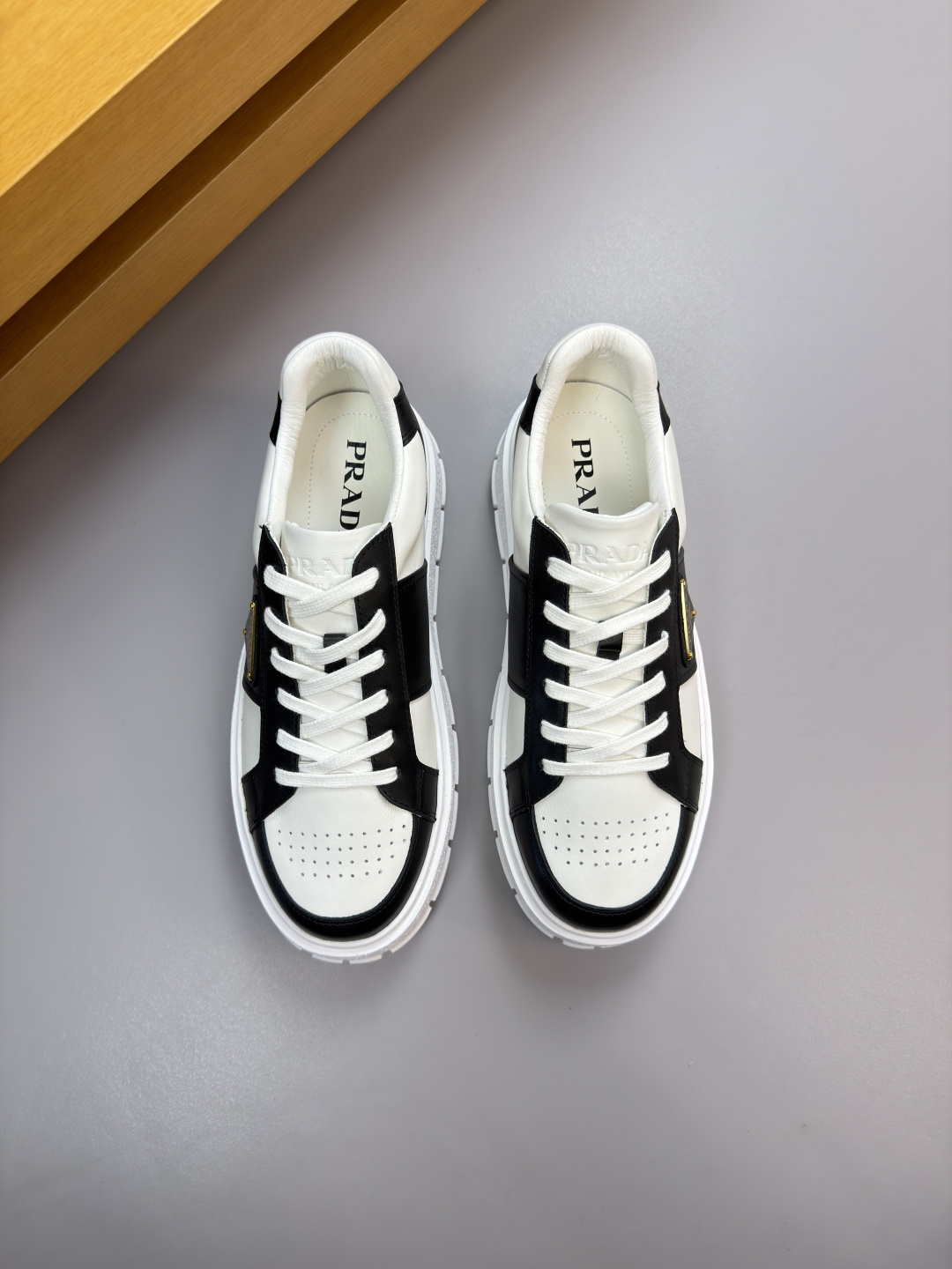 프라다(Prada) 나파 카프스킨 & 메탈 로고 스니커즈 신발