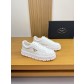프라다(Prada) 나파 카프스킨 & 메탈 로고 스니커즈 신발
