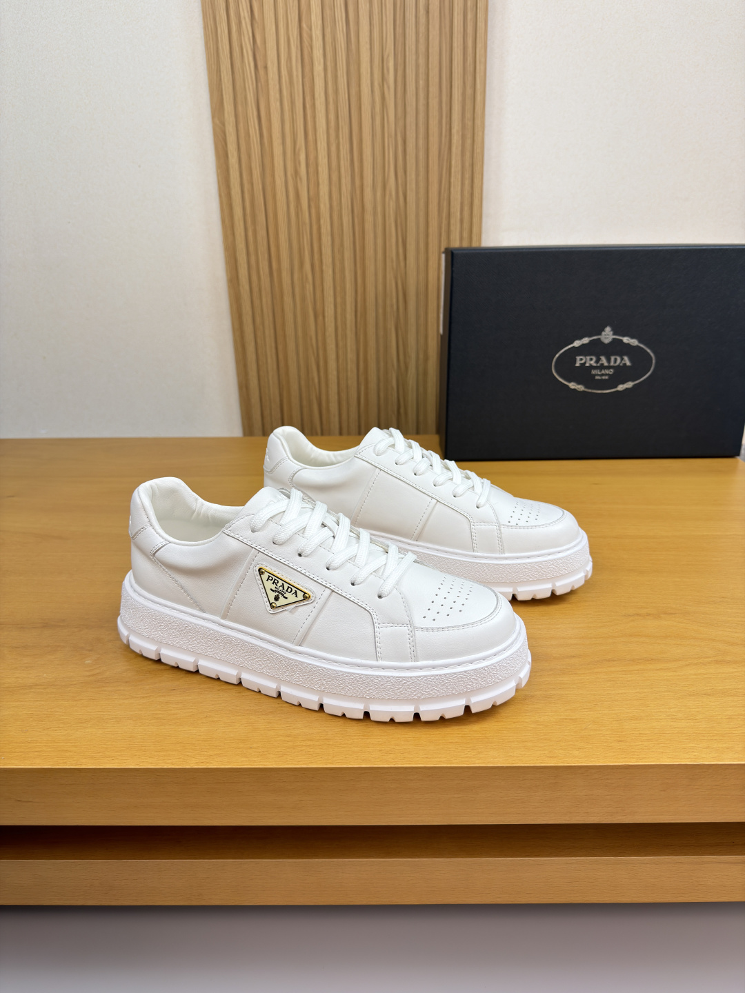 프라다(Prada) 나파 카프스킨 & 메탈 로고 스니커즈 신발