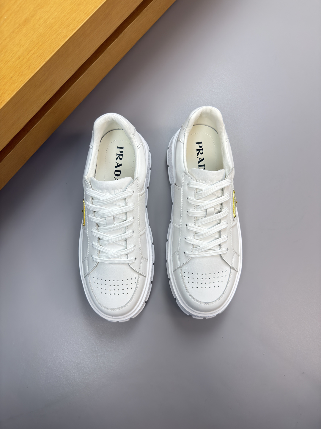 프라다(Prada) 나파 카프스킨 & 메탈 로고 스니커즈 신발