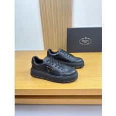 프라다(Prada) 나파 카프스킨 & 메탈 로고 스니커즈 신발