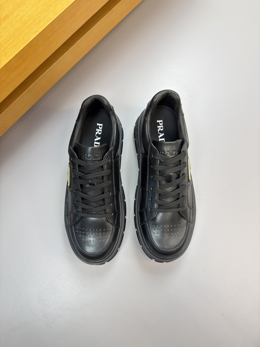 프라다(Prada) 나파 카프스킨 & 메탈 로고 스니커즈 신발