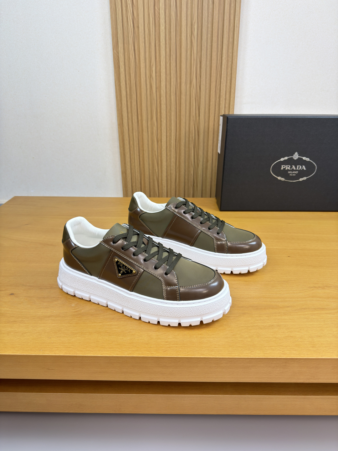 프라다(Prada) 폴리시드 카프스킨 & 실크 캔버스 스니커즈 신발