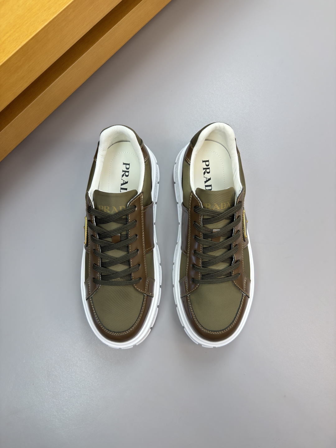 프라다(Prada) 폴리시드 카프스킨 & 실크 캔버스 스니커즈 신발