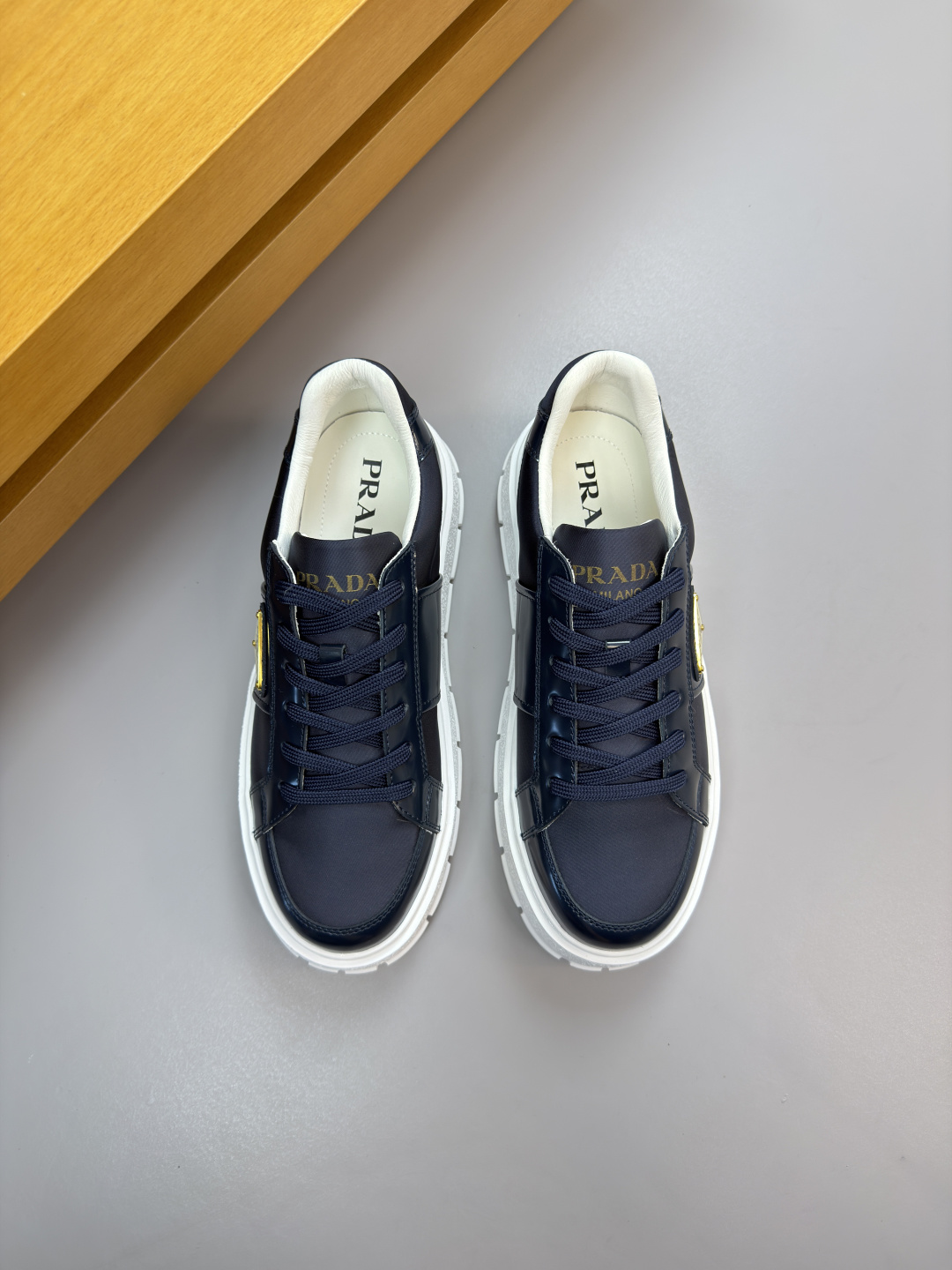 프라다(Prada) 폴리시드 카프스킨 & 실크 캔버스 스니커즈 신발