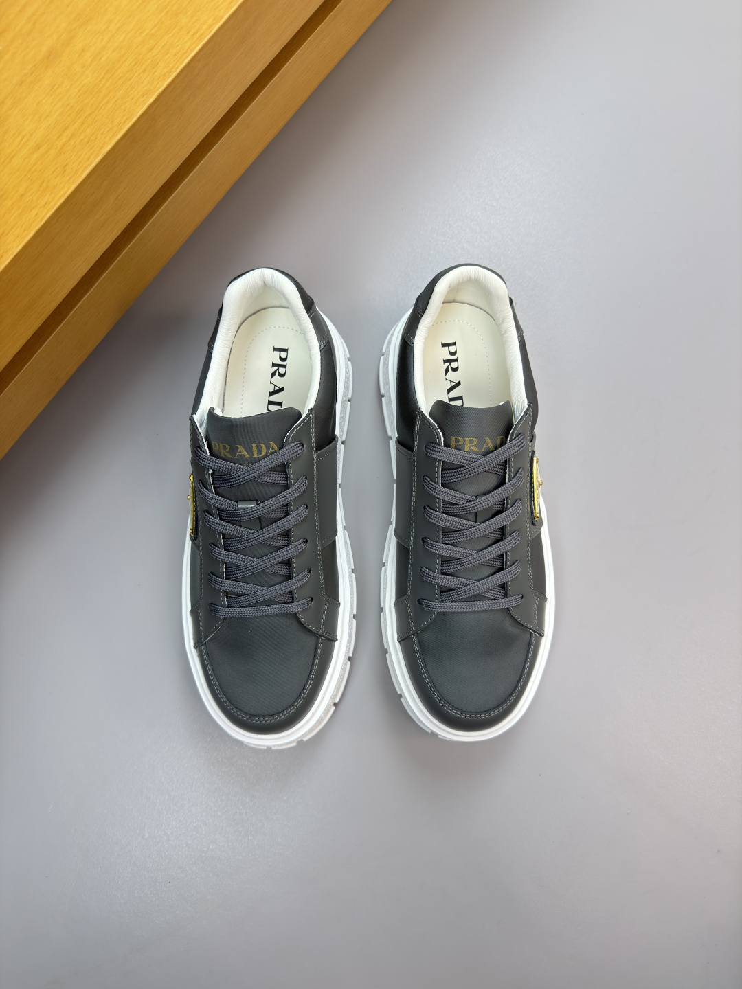 프라다(Prada) 폴리시드 카프스킨 & 실크 캔버스 스니커즈 신발