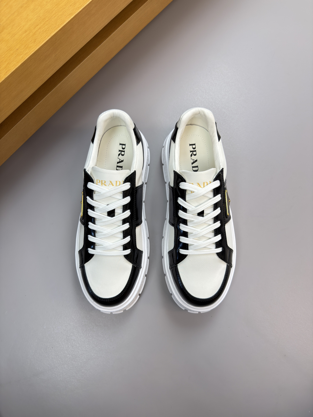 프라다(Prada) 폴리시드 카프스킨 & 실크 캔버스 스니커즈 신발