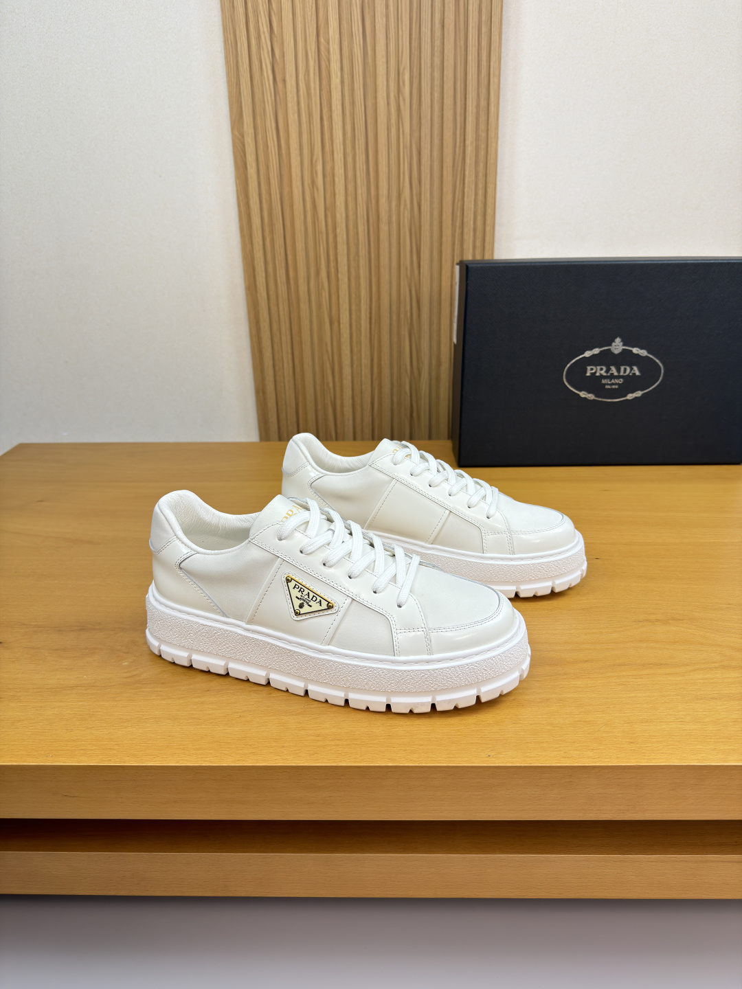 프라다(Prada) 폴리시드 카프스킨 & 실크 캔버스 스니커즈 신발