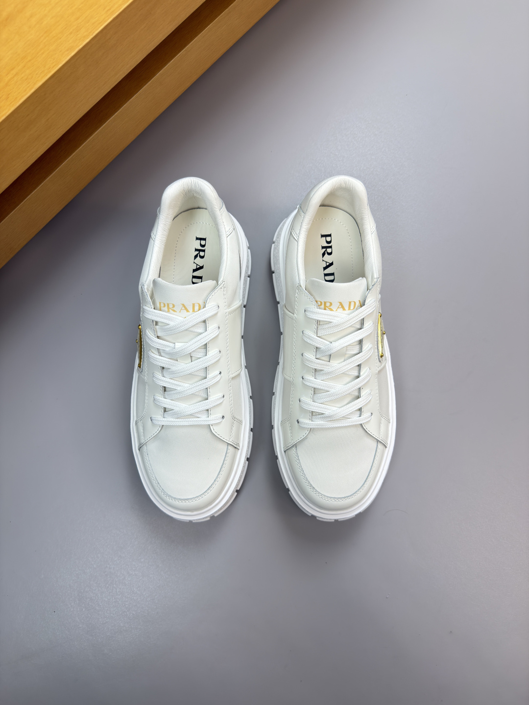 프라다(Prada) 폴리시드 카프스킨 & 실크 캔버스 스니커즈 신발