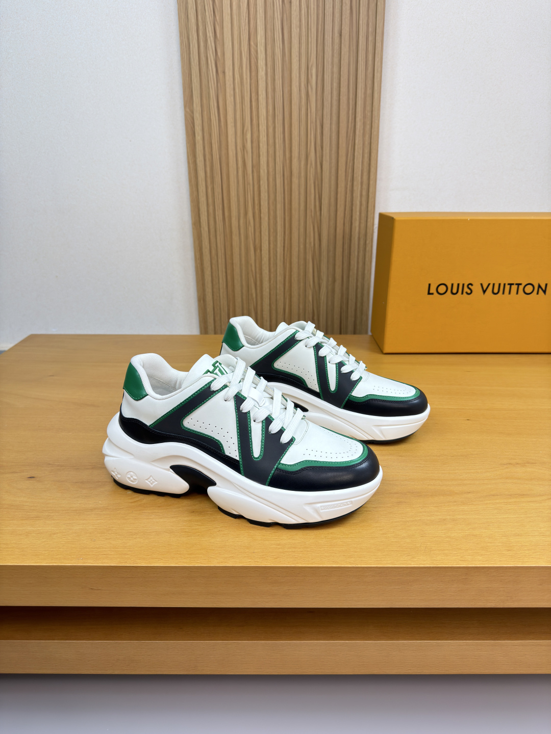 루이비통(LV) 나파 카프스킨 & 모노그램 모듈 스니커즈 신발