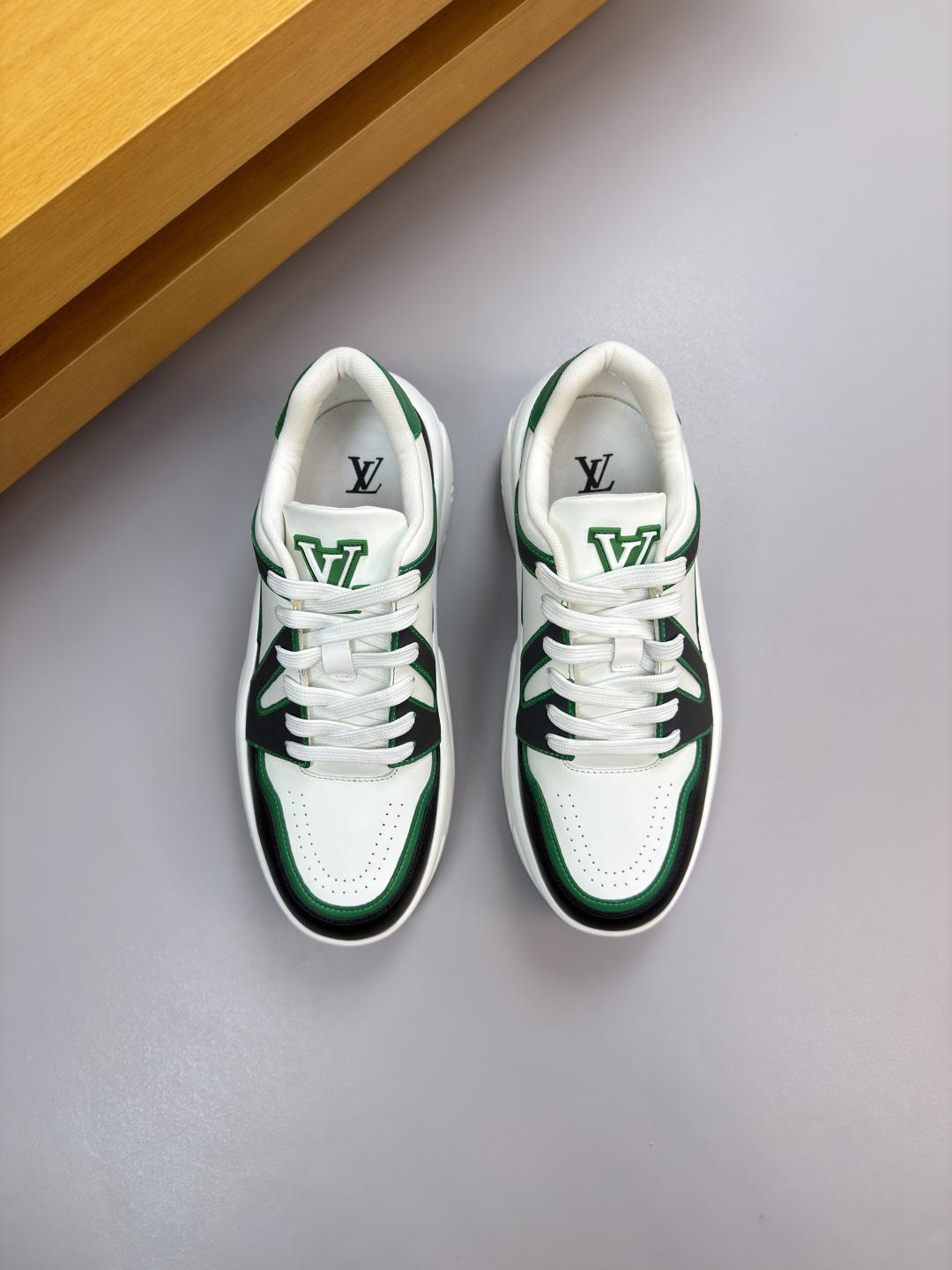 루이비통(LV) 나파 카프스킨 & 모노그램 모듈 스니커즈 신발
