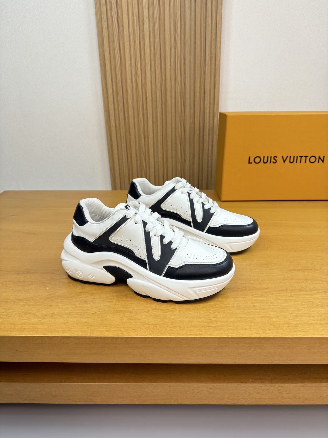 루이비통(LV) 나파 카프스킨 & 모노그램 모듈 스니커즈 신발