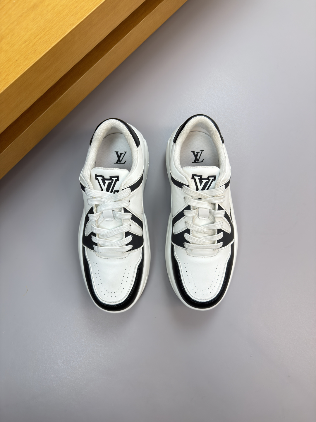 루이비통(LV) 나파 카프스킨 & 모노그램 모듈 스니커즈 신발