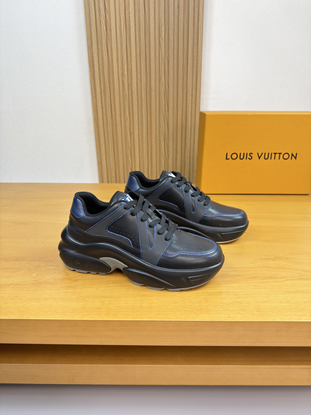 루이비통(LV) 나파 카프스킨 & 모노그램 모듈 스니커즈 신발