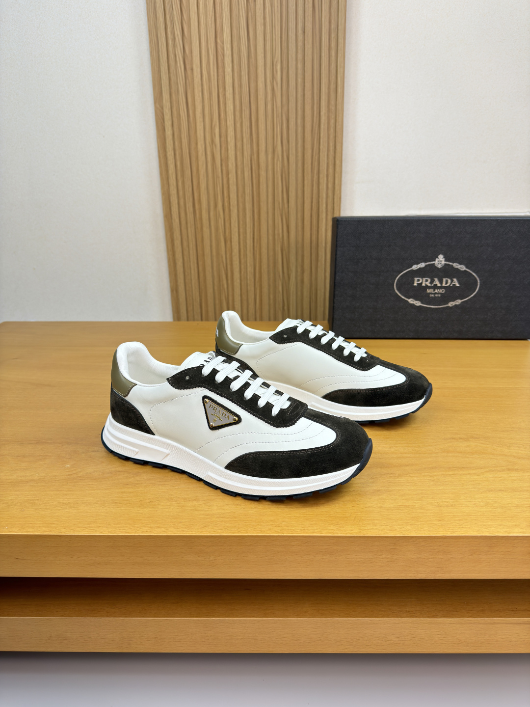 프라다(Prada) 나파 & 스웨이드 하이브리드 로고 스니커즈 신발