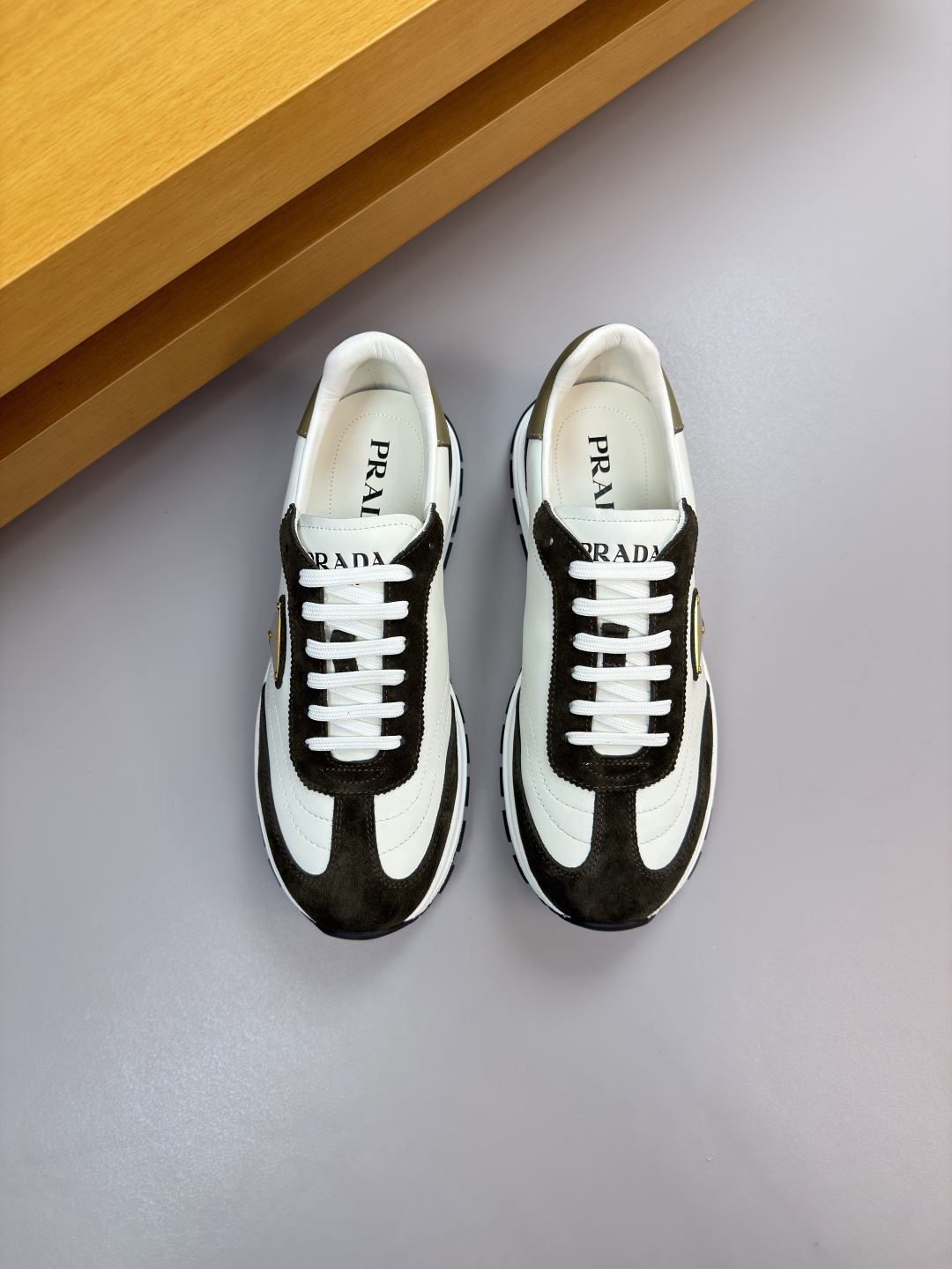 프라다(Prada) 나파 & 스웨이드 하이브리드 로고 스니커즈 신발