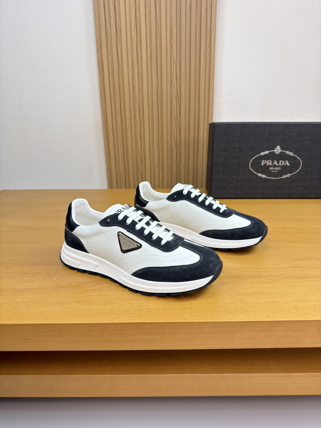 프라다(Prada) 나파 & 스웨이드 하이브리드 로고 스니커즈 신발