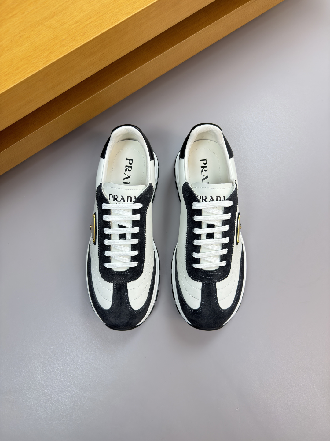 프라다(Prada) 나파 & 스웨이드 하이브리드 로고 스니커즈 신발