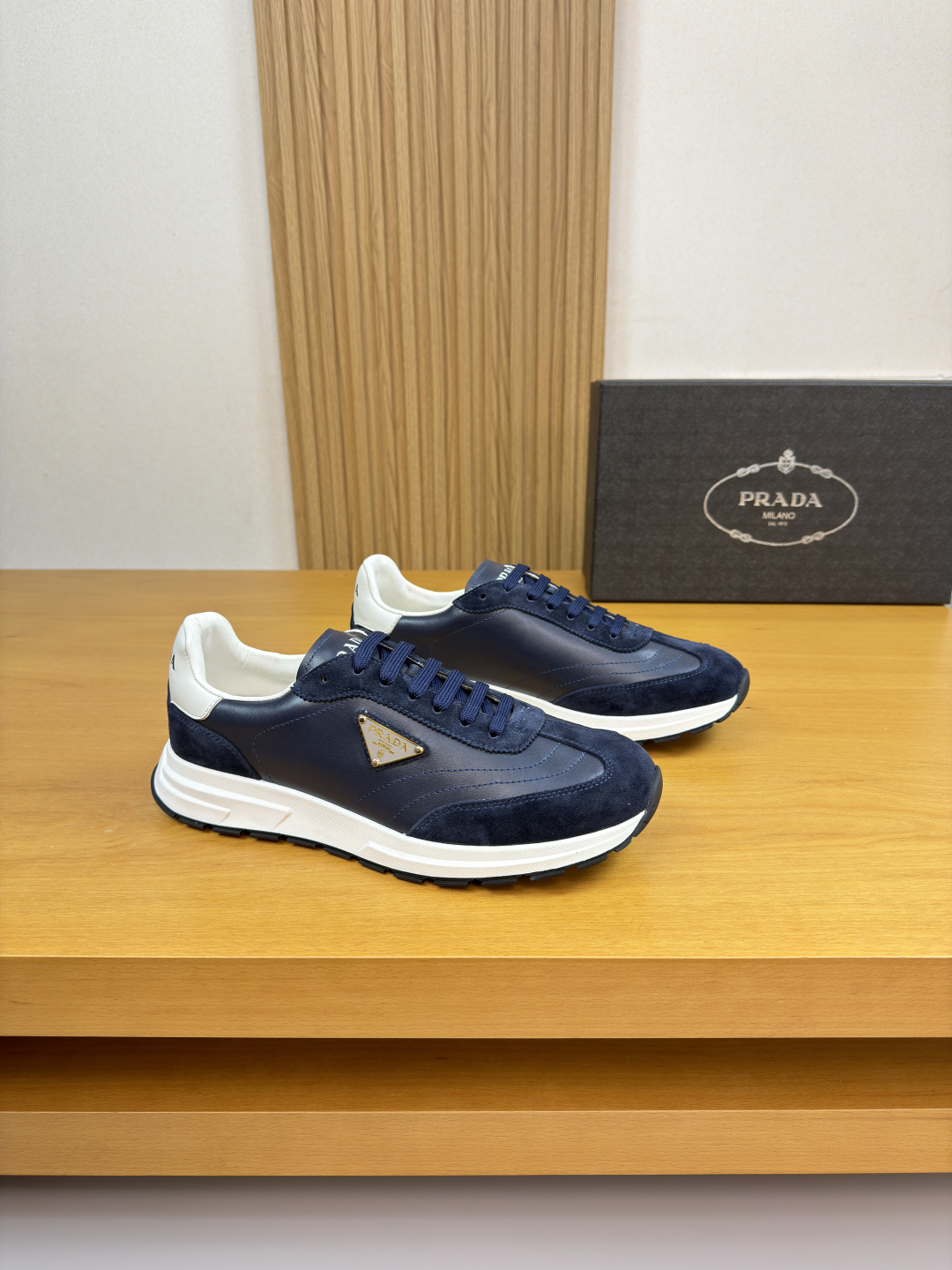 프라다(Prada) 나파 & 스웨이드 하이브리드 로고 스니커즈 신발