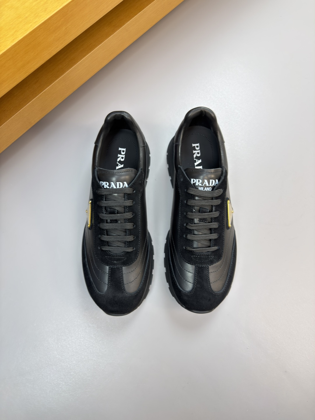 프라다(Prada) 나파 & 스웨이드 하이브리드 로고 스니커즈 신발