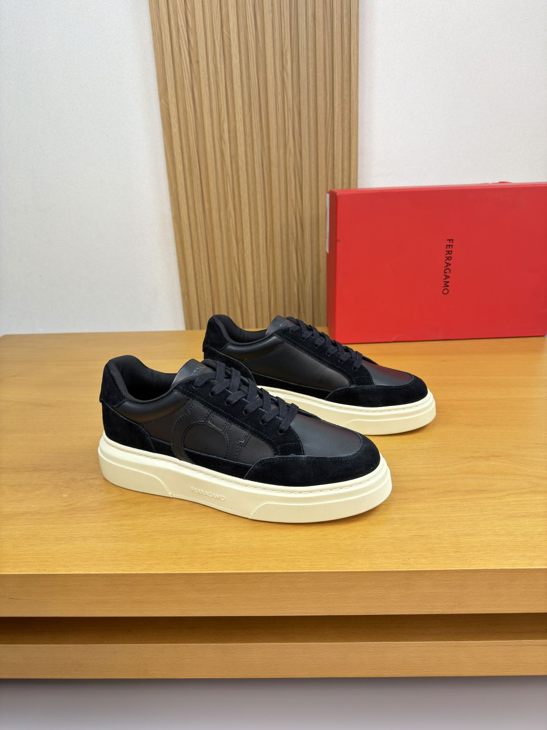 페라가모(Ferragamo) 나파 카프스킨 프리미엄 스니커즈 신발