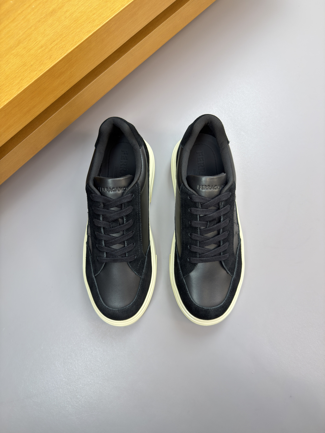 페라가모(Ferragamo) 나파 카프스킨 프리미엄 스니커즈 신발