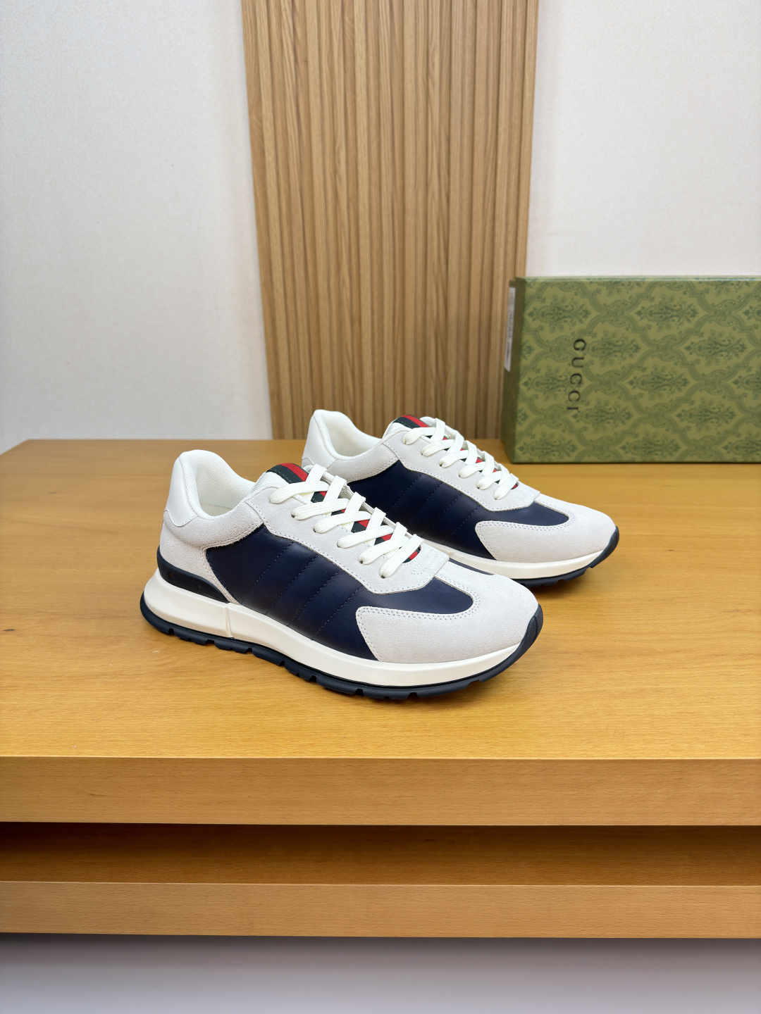 구찌(Gucci) 나파 & 스웨이드 웹 스니커즈 신발