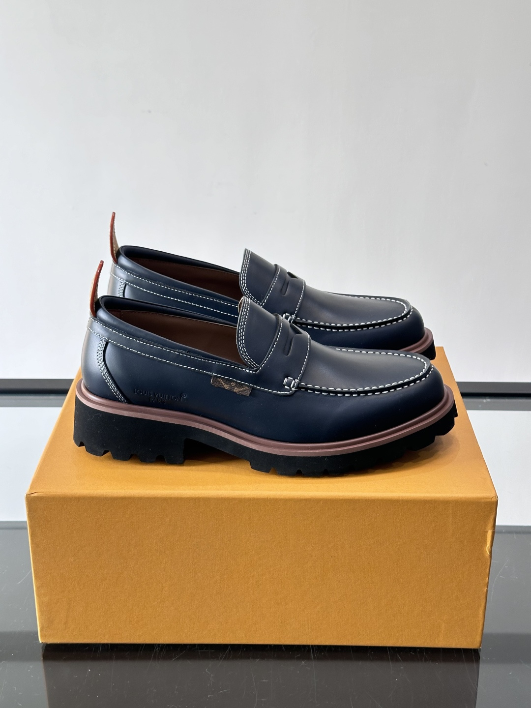 LV 루이비통 모먼츠(Moments) 스티치 포인트 레더 로퍼 구두 신발