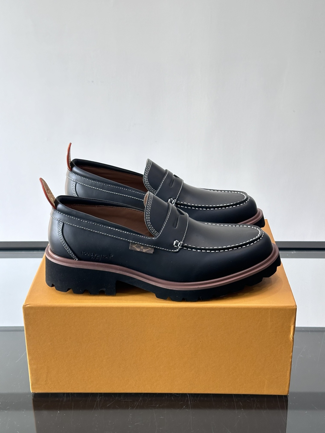 LV 루이비통 모먼츠(Moments) 스티치 포인트 레더 로퍼 구두 신발