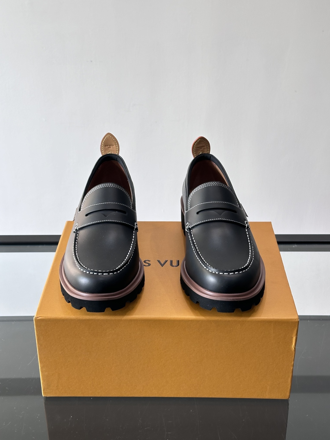 LV 루이비통 모먼츠(Moments) 스티치 포인트 레더 로퍼 구두 신발