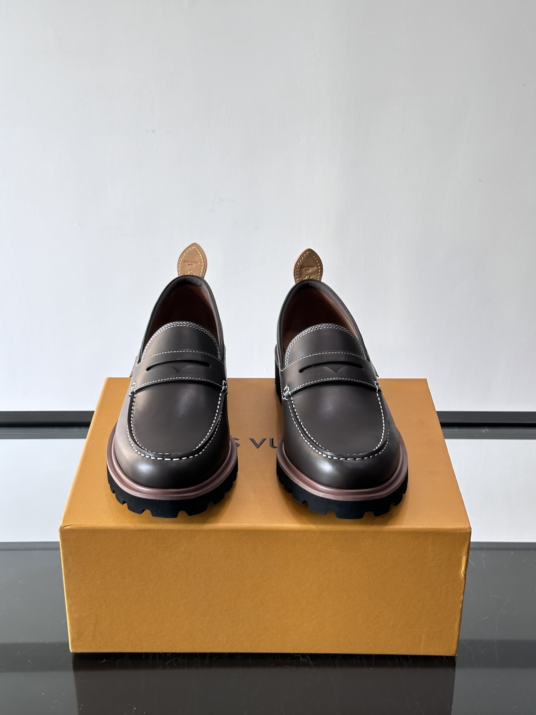 LV 루이비통 모먼츠(Moments) 스티치 포인트 레더 로퍼 구두 신발