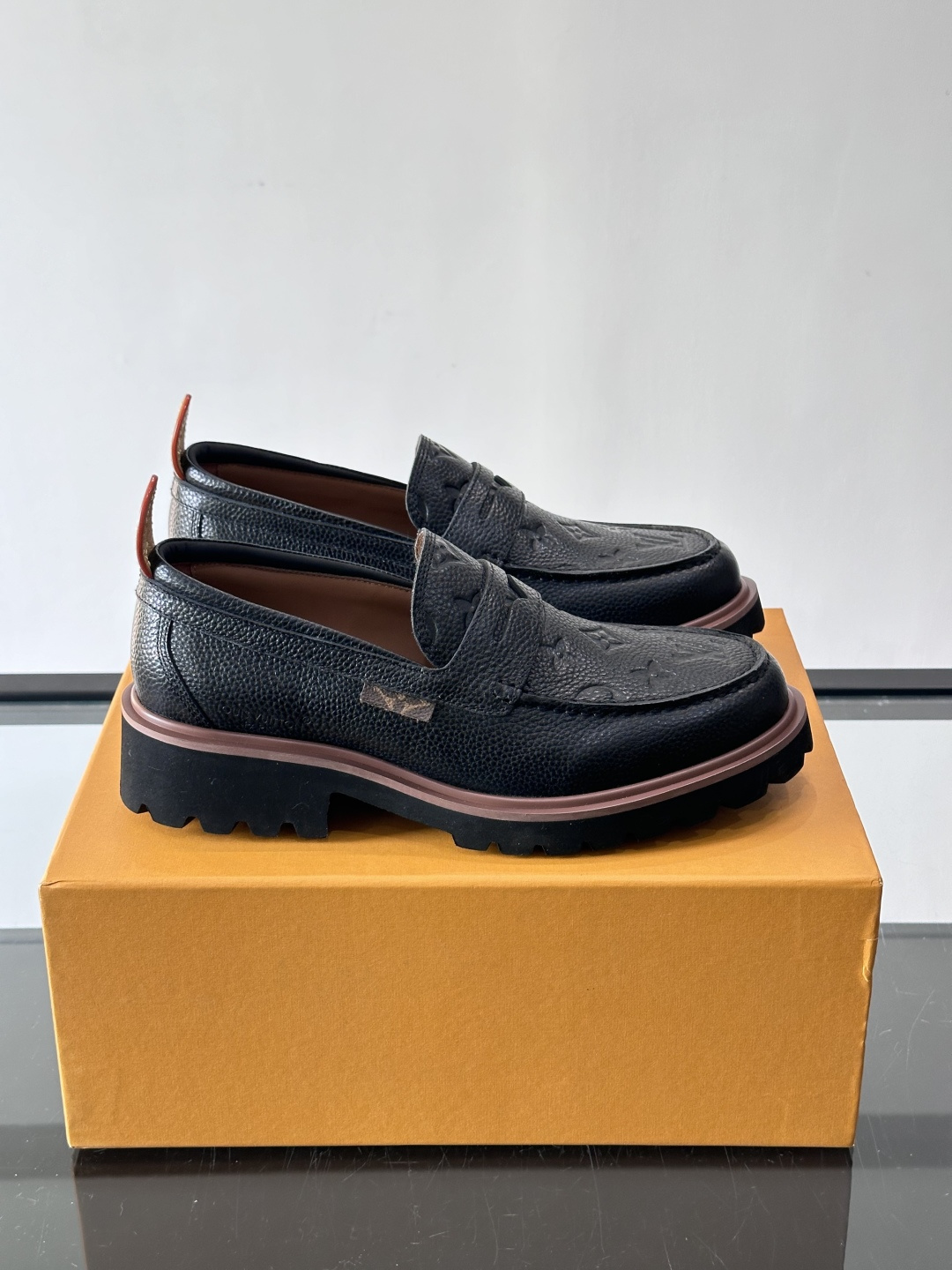 LV 루이비통 모먼츠(Moments) 스티치 포인트 레더 로퍼 구두 신발