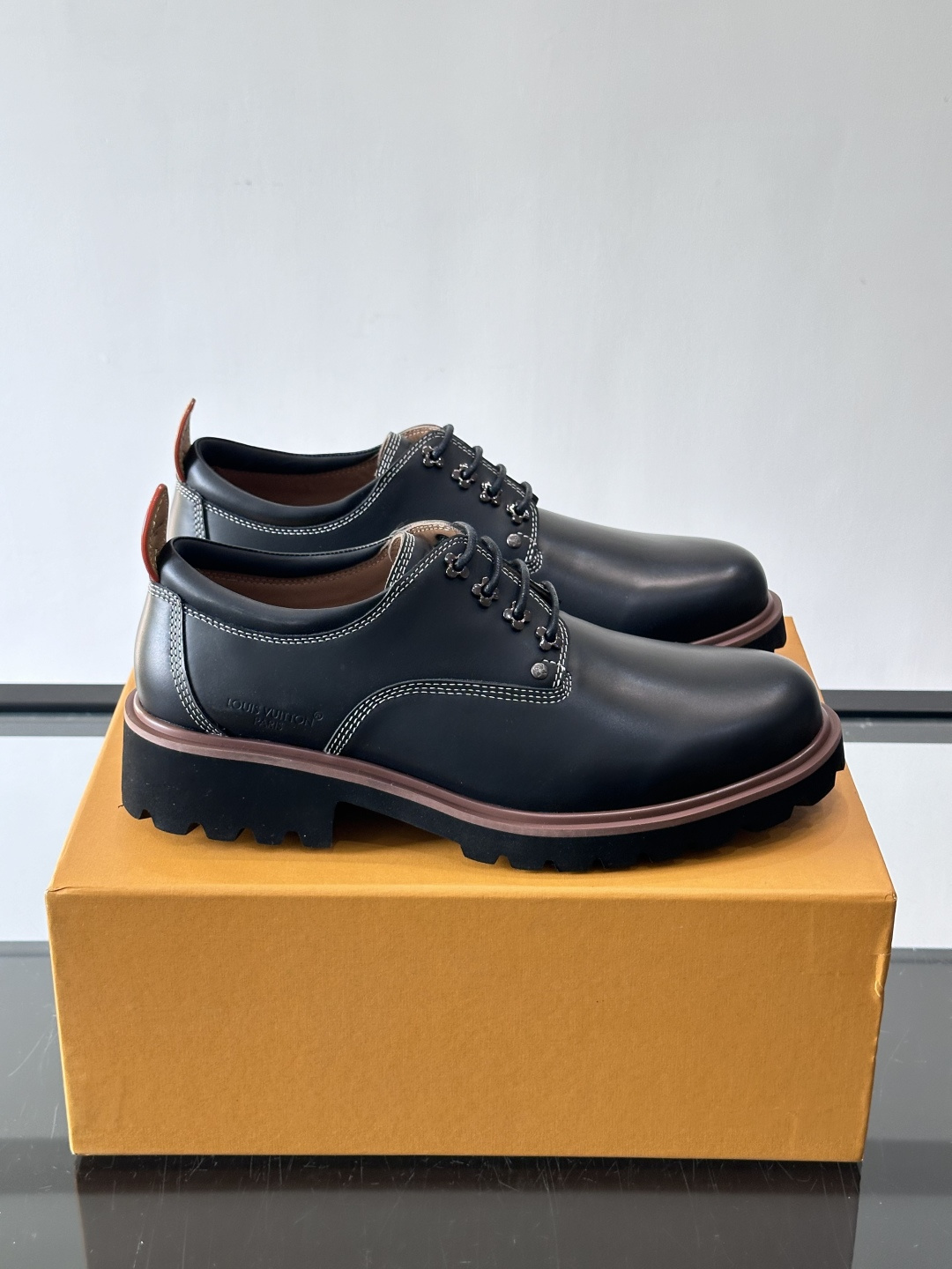 LV 루이비통 모먼츠(Moments) 스티치 포인트 레더 로퍼 구두 신발